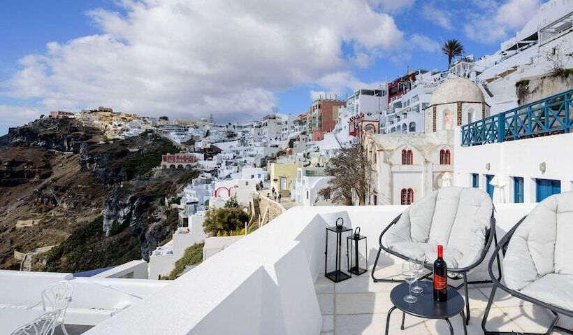 Firalia, Casa In Rock Suites