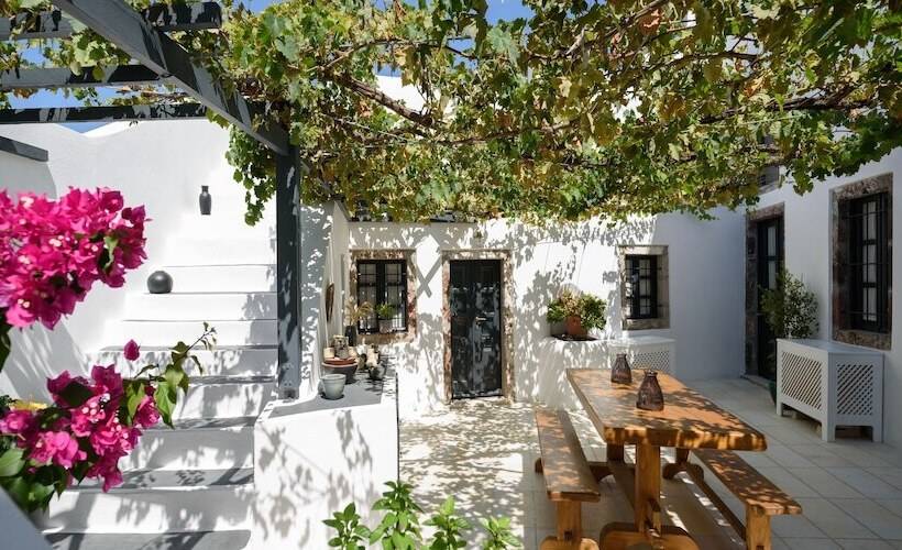 Firalia, Casa In Rock Suites