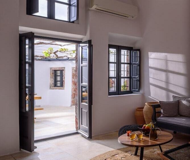 Firalia, Casa In Rock Suites