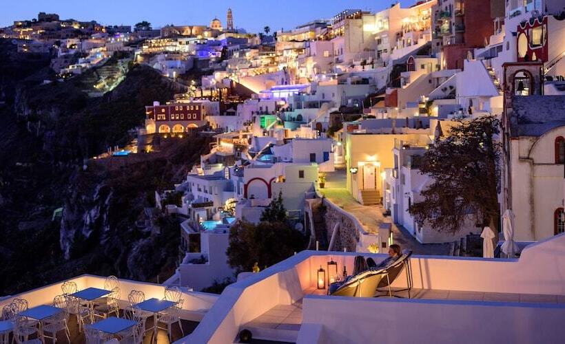 Firalia, Casa In Rock Suites