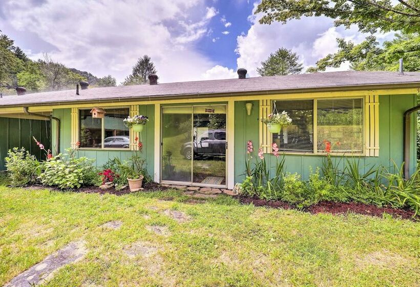 Furnished Deck + Home Gym: Bakersville Retreat!