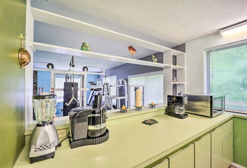 Furnished Deck + Home Gym: Bakersville Retreat!