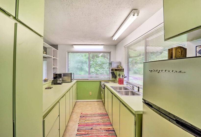 Furnished Deck + Home Gym: Bakersville Retreat!