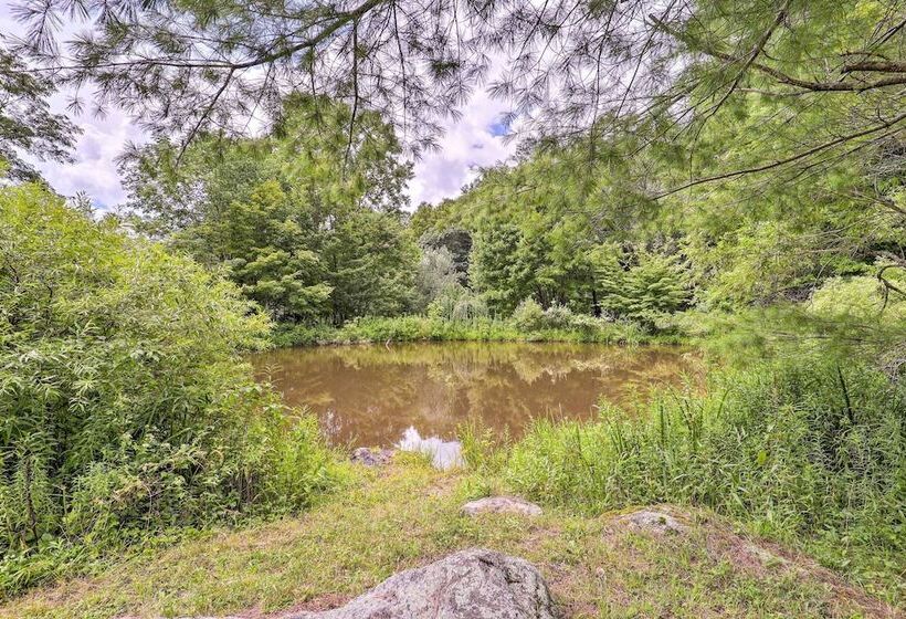 Furnished Deck + Home Gym: Bakersville Retreat!