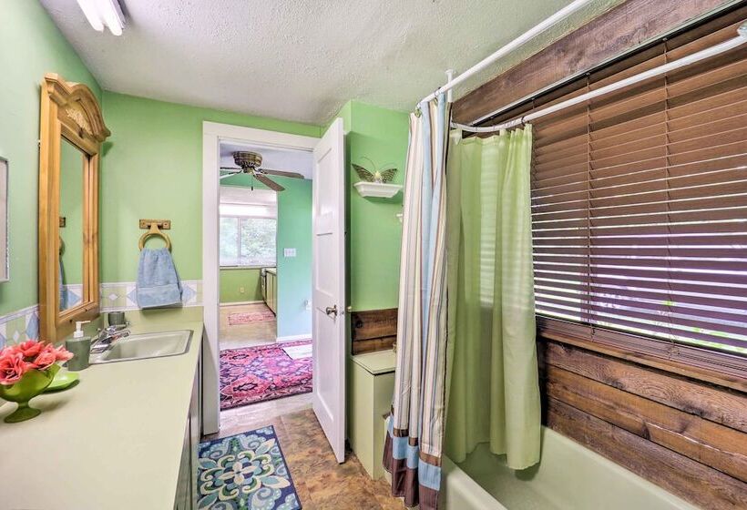 Furnished Deck + Home Gym: Bakersville Retreat!