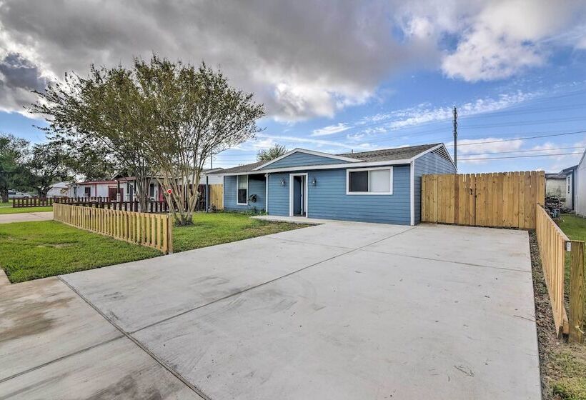 Freeport Home: Gas Grill, Fire Pit & Patio!