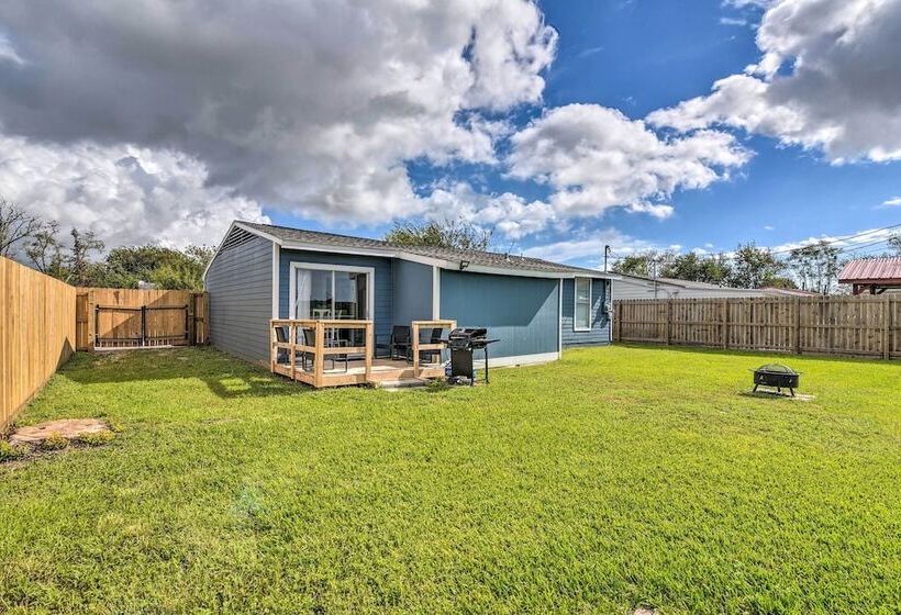 Freeport Home: Gas Grill, Fire Pit & Patio!