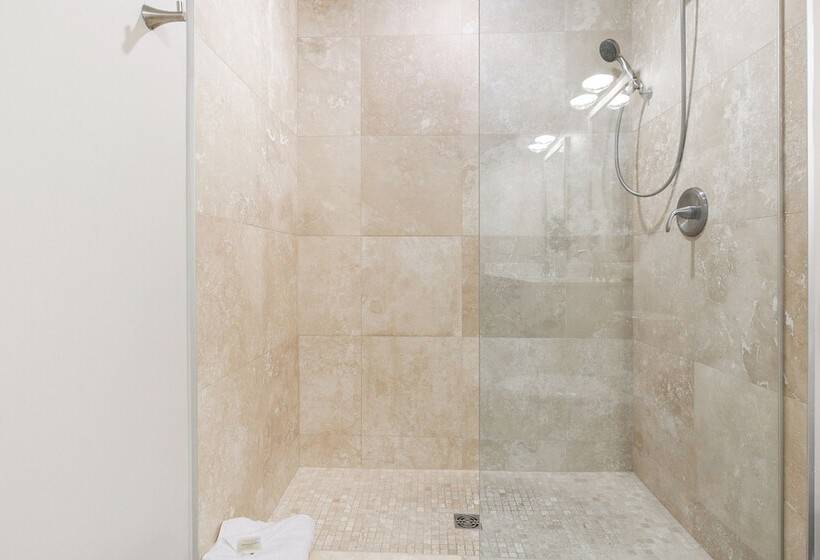 Spacious 4b Oasis Steps From French Quarter