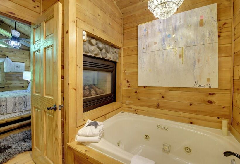 Gatlinburg Family Cabin W/ Private Hot Tub + Deck!