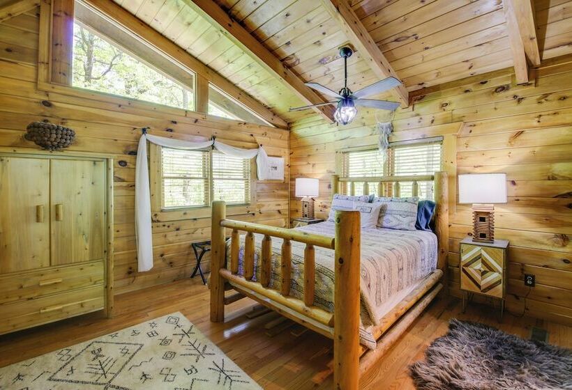 Gatlinburg Family Cabin W/ Private Hot Tub + Deck!
