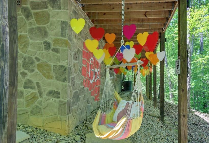 Gatlinburg Family Cabin W/ Private Hot Tub + Deck!