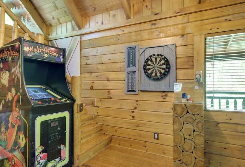 Gatlinburg Family Cabin W/ Private Hot Tub + Deck!