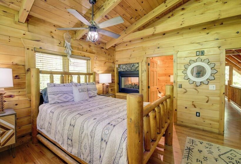 Gatlinburg Family Cabin W/ Private Hot Tub + Deck!