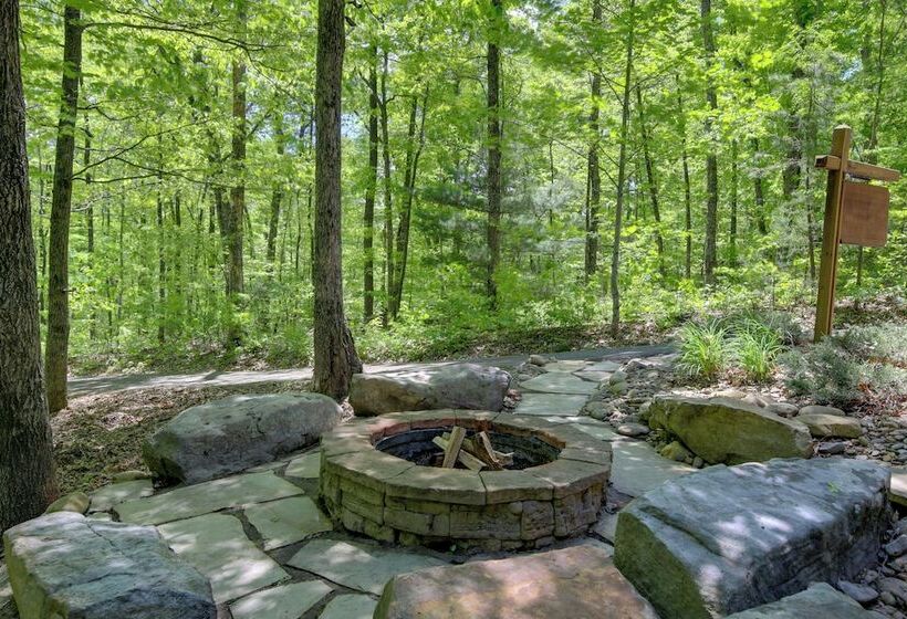 Gatlinburg Family Cabin W/ Private Hot Tub + Deck!