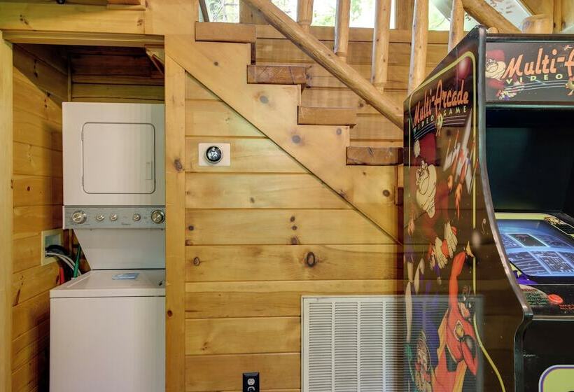 Gatlinburg Family Cabin W/ Private Hot Tub + Deck!