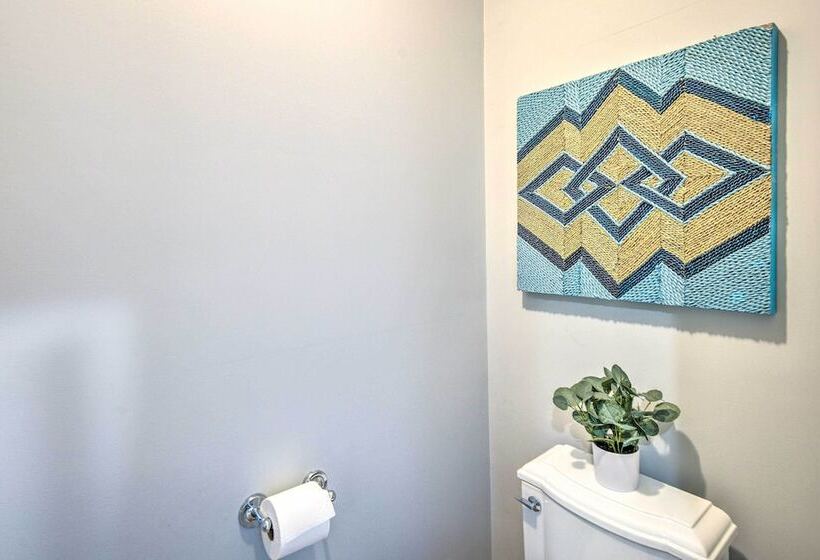 Hot Tub + Walk To Lakeside Dining: Meredith Home!