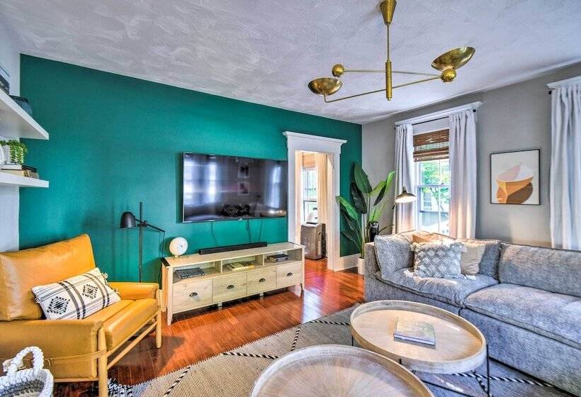 Hot Tub + Walk To Lakeside Dining: Meredith Home!