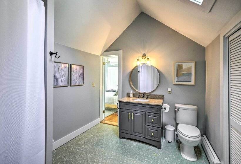 Hot Tub + Walk To Lakeside Dining: Meredith Home!