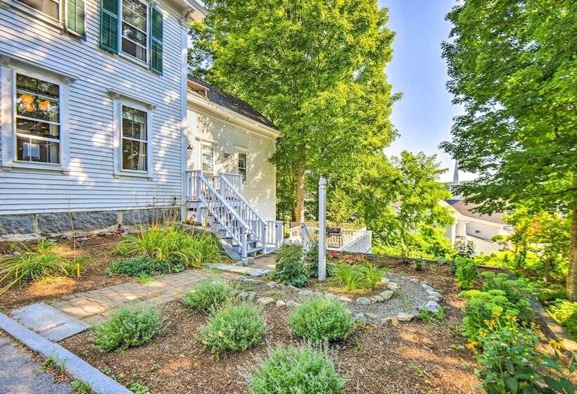 Hot Tub + Walk To Lakeside Dining: Meredith Home!