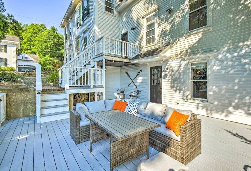 Hot Tub + Walk To Lakeside Dining: Meredith Home!