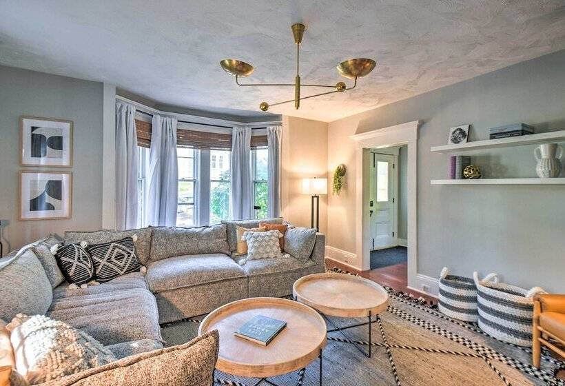 Hot Tub + Walk To Lakeside Dining: Meredith Home!