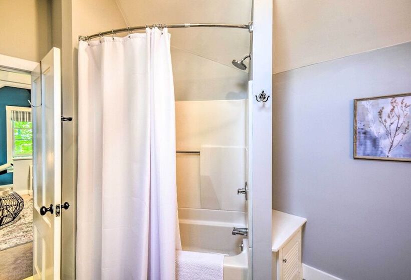 Hot Tub + Walk To Lakeside Dining: Meredith Home!