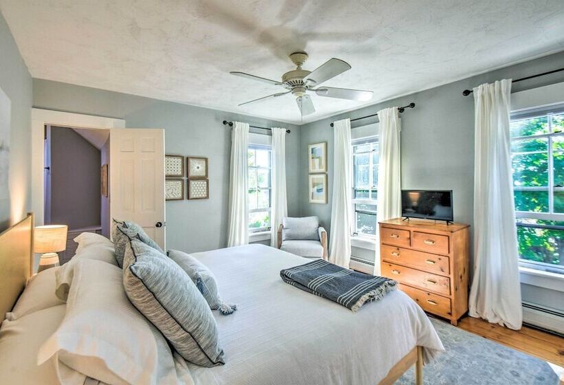 Hot Tub + Walk To Lakeside Dining: Meredith Home!