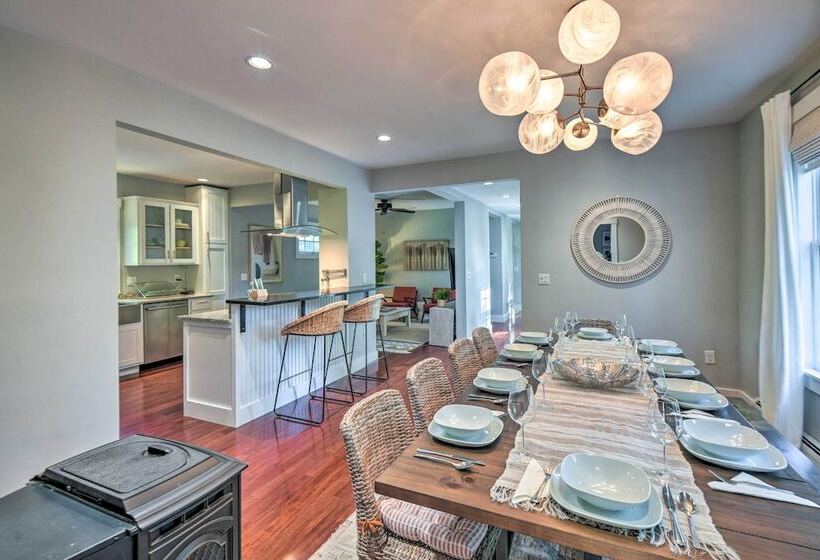 Hot Tub + Walk To Lakeside Dining: Meredith Home!