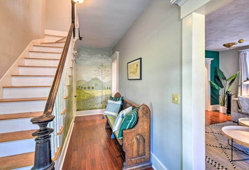 Hot Tub + Walk To Lakeside Dining: Meredith Home!