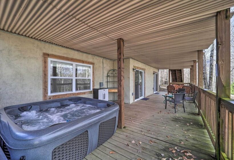 Hot Tub & Deck: Beech Mountain Family Cabin