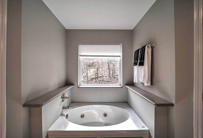 Hot Tub & Deck: Beech Mountain Family Cabin