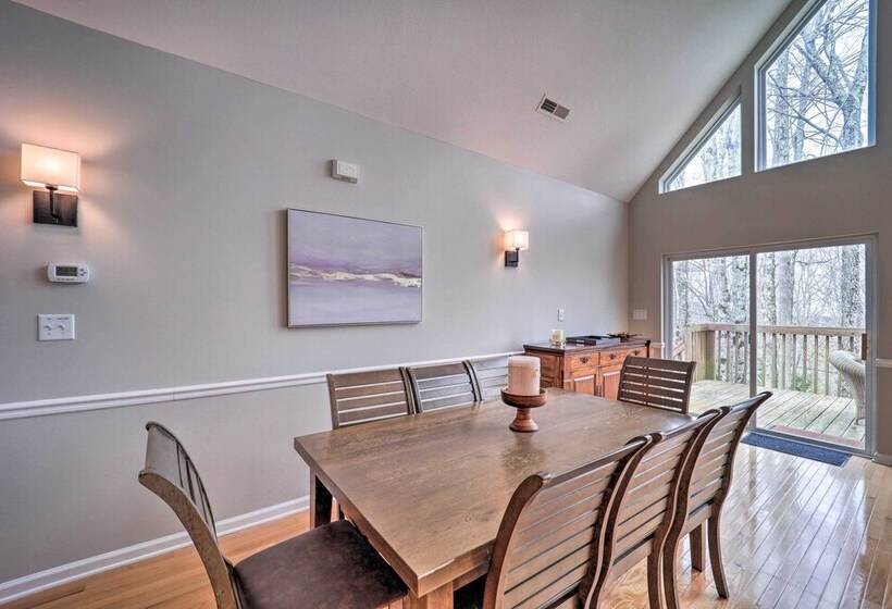 Hot Tub & Deck: Beech Mountain Family Cabin