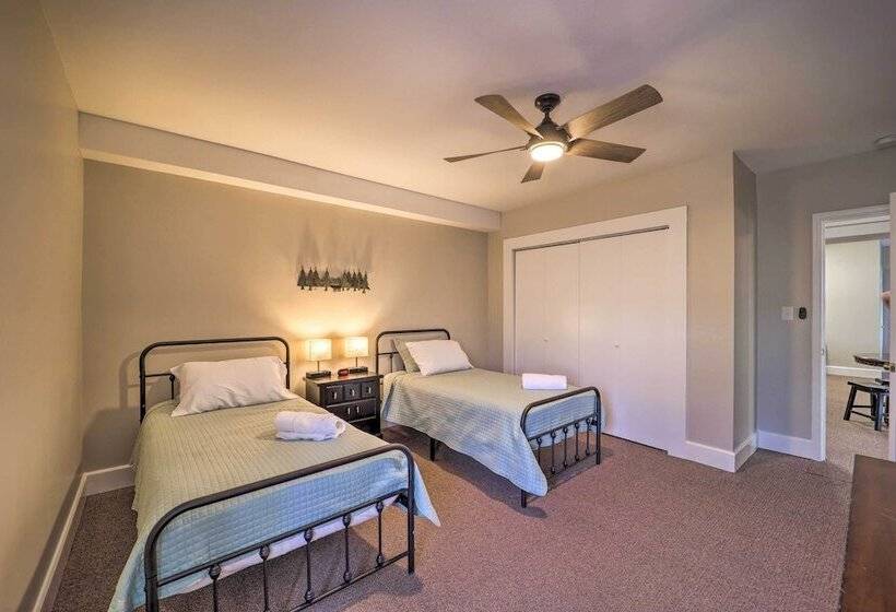 Hot Tub & Deck: Beech Mountain Family Cabin