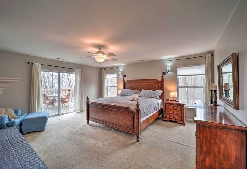 Hot Tub & Deck: Beech Mountain Family Cabin