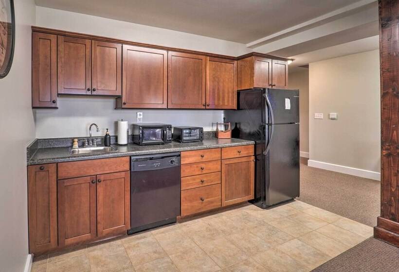 Hot Tub & Deck: Beech Mountain Family Cabin