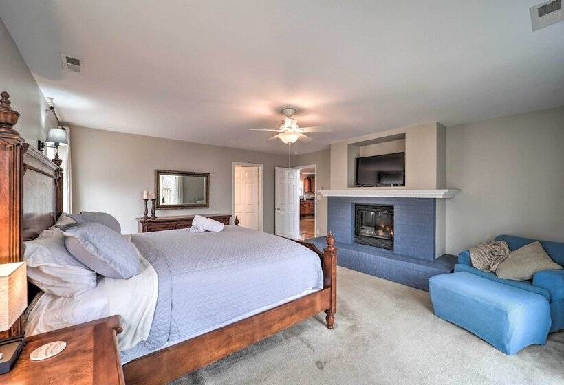 Hot Tub & Deck: Beech Mountain Family Cabin