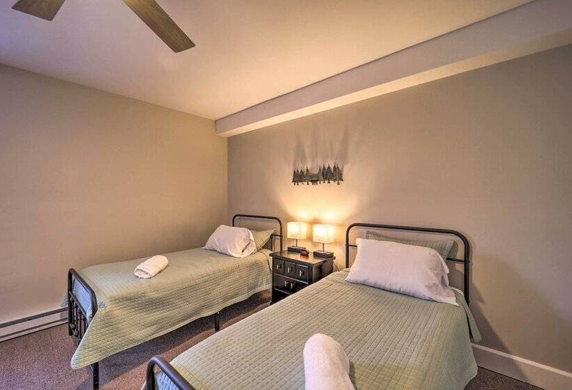 Hot Tub & Deck: Beech Mountain Family Cabin