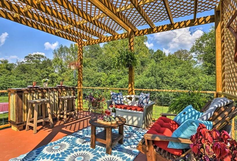 2 Mi To Lake Hamilton: Hot Springs Cabin Rental!