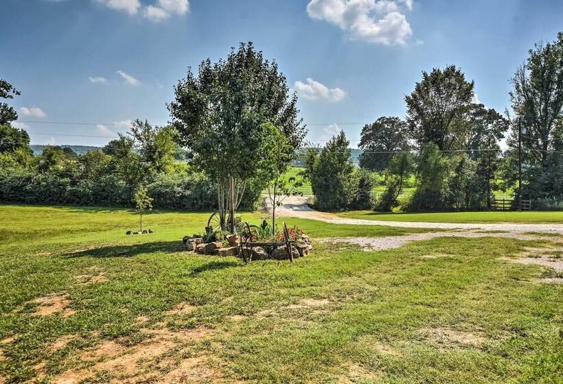 2 Mi To Lake Hamilton: Hot Springs Cabin Rental!