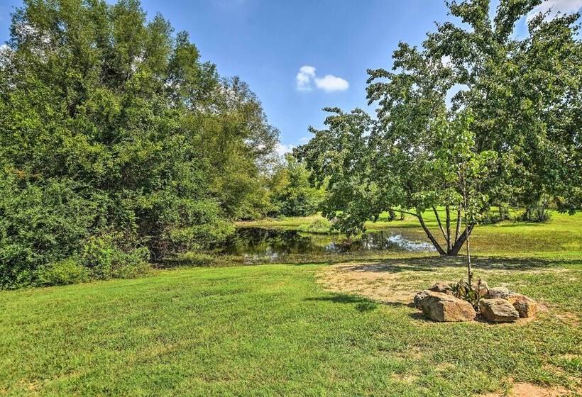 2 Mi To Lake Hamilton: Hot Springs Cabin Rental!