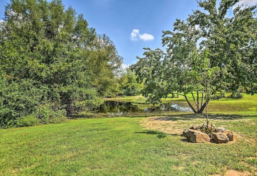 2 Mi To Lake Hamilton: Hot Springs Cabin Rental!