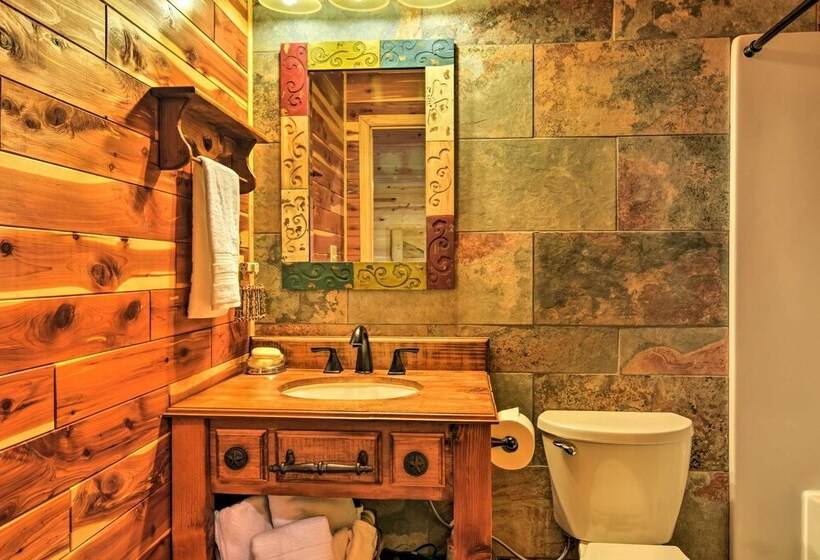 2 Mi To Lake Hamilton: Hot Springs Cabin Rental!