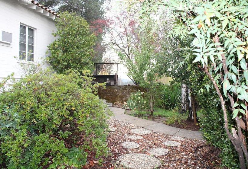 בית מלון כפרי The Bonnie Inn Unit 1