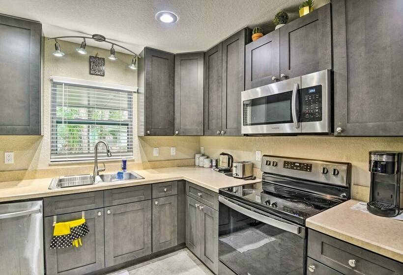 Inviting Daytona Beach Abode: Great Location!