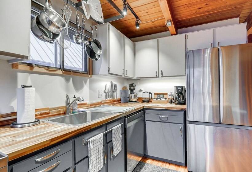 Inviting Mt. Hood Cabin W/ Porch: 1 Mi To Skibowl!