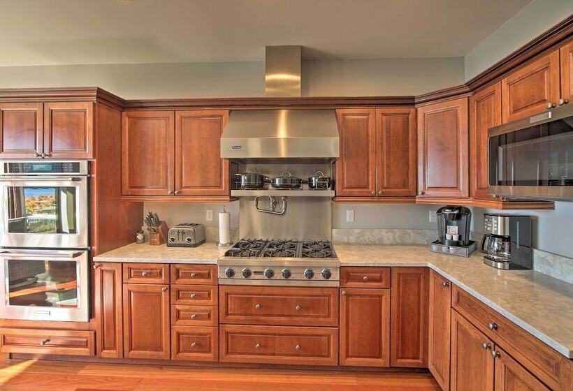 Lake Lovers Oasis: Hot Tub & Mt Rainier View!