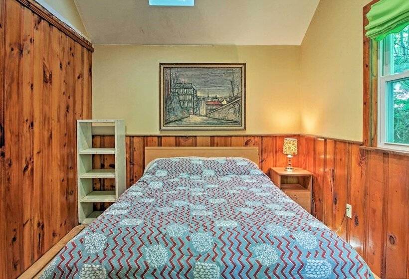 Lake Stinson Cottage W/ Sunroom & Shared Dock!