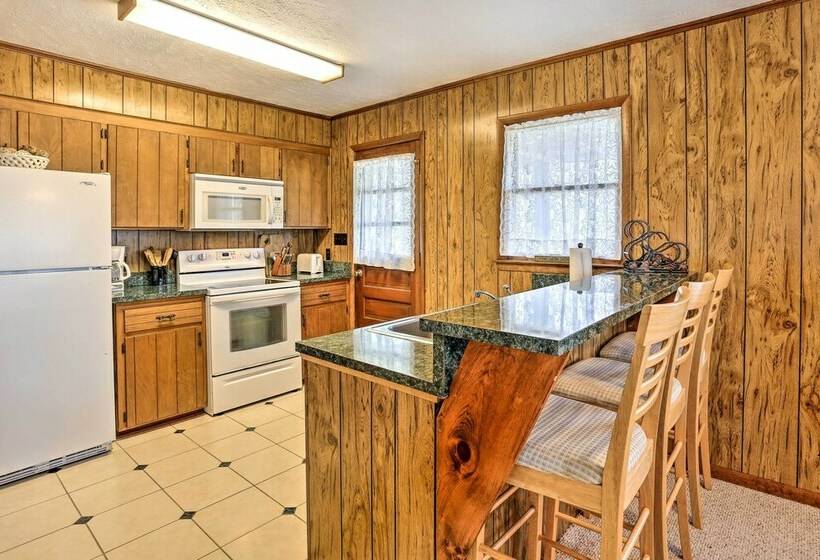 Lake Waccamaw Home W/ Fenced Yard & Shared Pier!