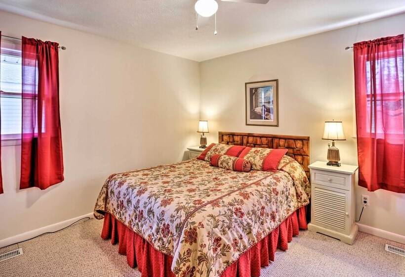 Lake Waccamaw Home W/ Fenced Yard & Shared Pier!