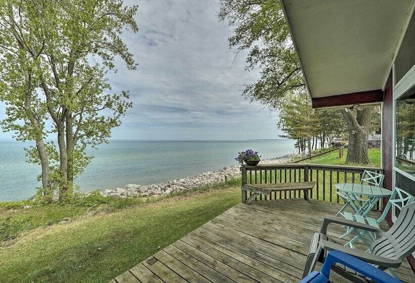 Lakefront Cottage Near Wineries + State Parks!